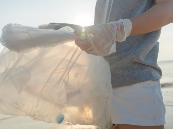 Beach plastic cleaning